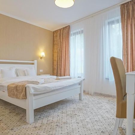 Monarch House Hotel Брашов Екстериор снимка