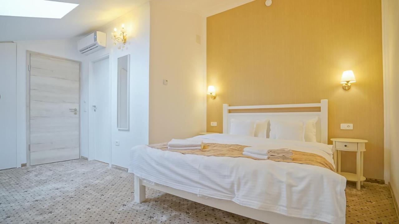 Monarch House Hotel Брашов Екстериор снимка